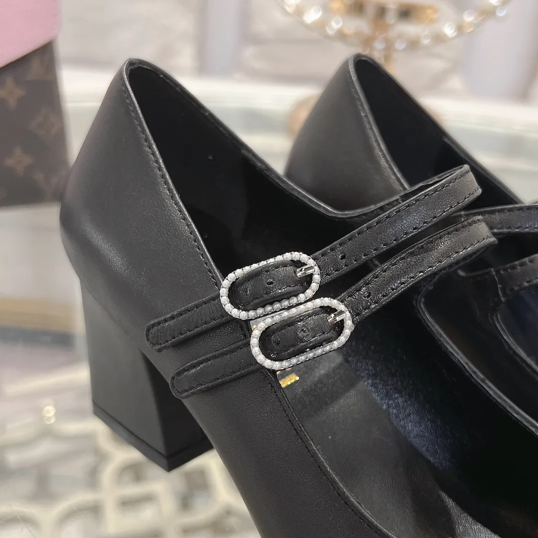 👟👟Ex-factory price 520👟👟 𝐂𝐇𝐀𝐍𝐄𝐋 | Xiaoxiang 2025 Mary Jane single shoe Macaron series ❤️ 2025 spring and summer new product Xiaoxiang Mary Jane single shoe series is new〰 🍬 A must-have in the fashion circle, the combination will interpret the meticulous, minimalist and classic elements that will never fade away 💋Show unique dressing style and it’s too beautiful to say anything. A must-have for summer... Upper: Sheepskin Lining: Sheepskin Outsole: Genuine leather sole Shoe size: 35-41 (40, 41 customization is non-refundable) Heel height: 1.5cm/6cm